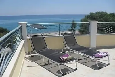 Image de Appartement Beachfront en position de premier choix avec toit-terrasse, balcon et patio.