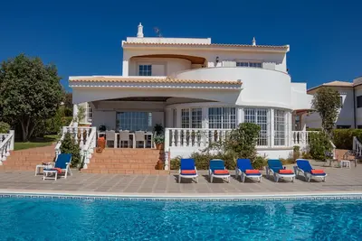 Luxueuse villa individuelle de 6/7 chambres avec piscine privée et salle de jeux