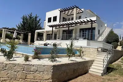 Image de Villa Aphrodite Hills avec piscine à débordement, vue sur la mer, Golf et Tennis