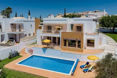 Image de Villa de luxe dans un quartier résidentiel de grande classe