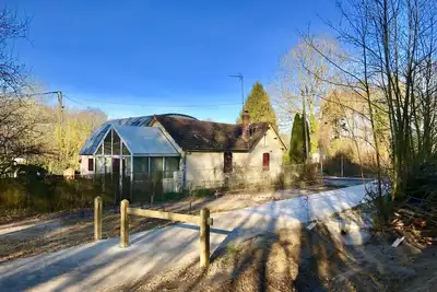 Charmante ancienne maison garde-barrière 20 min Roissy, village réputé, au vert