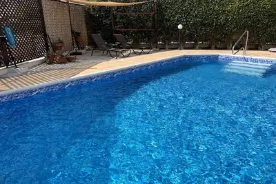 Villa Lesbos est une belle villa spacieuse de 2 chambres avec une piscine privée près de la plage
