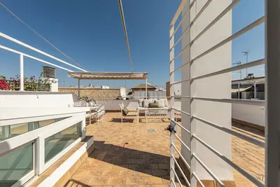 Image de Maison luxueuse au centre de Séville face aux bâtiments historiques. Grande terrasse sur le toit
