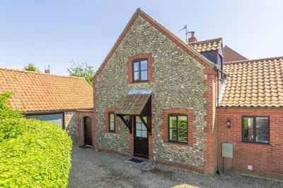 Image de Maison individuelle moderne décorée dans un style balnéaire discret