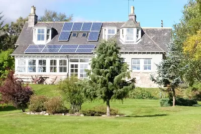 Image de Wonderful spacious house and sun-porch in large garden facing south.