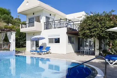 Image de Lindos. Une vue imprenable sur la mer Égée. Jardins privés et piscine 10m. Ac gratuit.