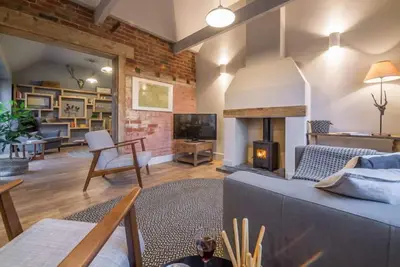 Image de Détente sans effort, cette conversion de grange à aire ouverte de luxe
