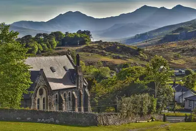 Image de L'ancien et le moderne se combinent de manière élégante dans cette belle église de Snowdonia