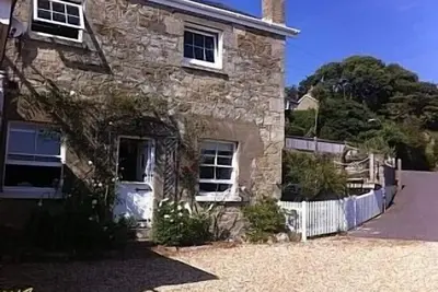 Image de Charmante petite maison avec une vue magnifique sur la mer, quelques minutes des plages et sentier côtier