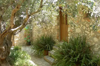 Image de Charmante Villa en pierre avec piscine privée entourée d'un jardin luxuriant