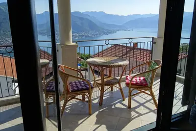 Image de Piscine privée et terrasses ensoleillées avec des vues panoramiques spectaculaires sur la baie de Kotor