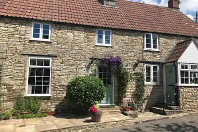 Image de Cottage Dans Village Lieu entouré par la campagne