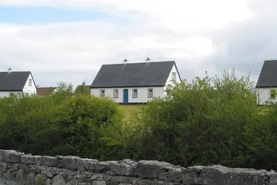 Image de Caher Cottage in a lovely costal Wild Atlantic Way village has mountain views!