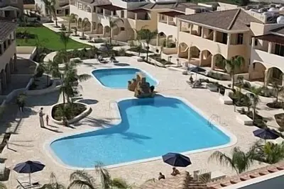 Image de Le complexe dispose d'un sauna et salle de fitness, un spa de santé, jacuzzis, piscines extérieures,
