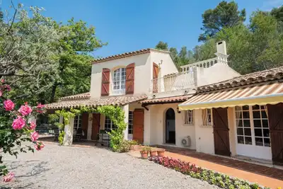 Image de Villa de style provençal avec piscine, région Provence-Côte d'Azur
