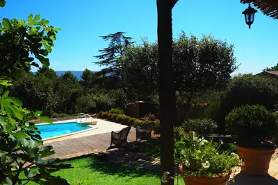 Image de Maison avec Tennis et Piscine sur grand terrain arboré au calme avec vue Luberon