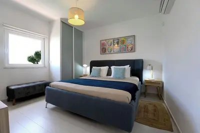 Image de Belle villa près de la plage avec piscine privée, jardin et terrasse