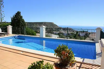 Image de Superbe villa individuelle avec piscine privée, vue imprenable sur la mer, à pied de la plage!