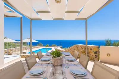 Villa neuve avec vue panoramique sur la mer, à 2 km de la plage!