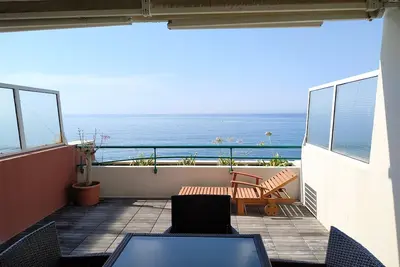 Image de Appartement moderne vue mer imprenable et pieds dans l'eau
