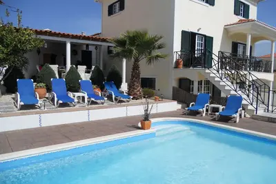 Image de 5* Large Villa -Heated Pool & Fast Wifi (Sleeps 12 +2) 40 mins Lisbon /Ericeira