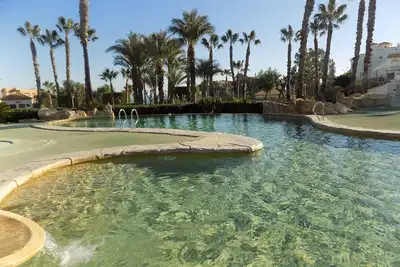 Image de Maison de ville de 3 chambres, 3 salles de bains, Wifi, climatisation, piscine communautaire et tennis