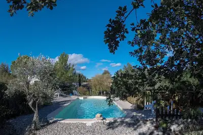 Image de Maison avec jardin et piscine