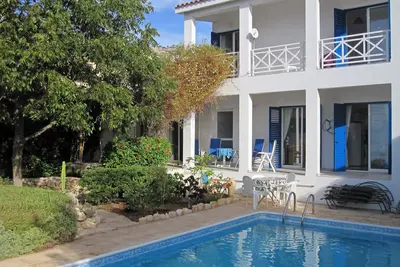Villa de luxe, vue imprenable, au coeur du village, à proximité de Coral Bay.