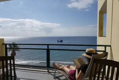 Image de Appartement de vacances 4 étoiles en bord de mer avec vue sur l'océan et piscine