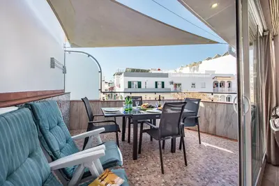 Image de Emplacement parfait, proche d'une belle plage de sable et de toutes les commodités! Balcon et barbecue