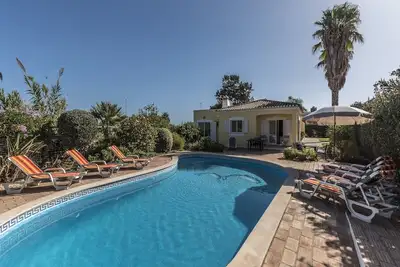 Image de Villa avec piscine privée à très courte distance de marche de la plage et de la marina