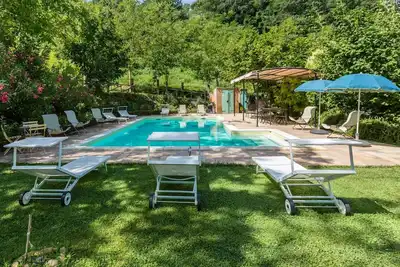 Image de Villa peinte avec piscine dans la campagne de Serra San Quirico, à 30 minutes de la côte Adriatique