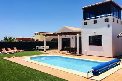 Image de Villa de luxe 4 chambres. Surplombant Golf Course. Piscine privée chauffée.