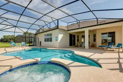 Image de Villa Exec spacieuse avec grande piscine privée. Superbe terrain de golf et vue sur le lac