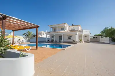 Image de Grande villa spacieuse de 4 chambres avec piscines privées, climatisation et vue sur la mer