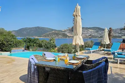 Villa de luxe de deux chambres face à la mer. Superbes vues sur la piscine à débordement. Wifi gratuit