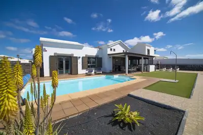 Image de 2 chambres, jacuzzi, piscine chauffée, wifi, climatisation. . .