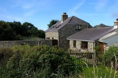 Image de Cottage confortable. Poêle à bois, jardin clos privé, promenade côtière depuis la porte.
