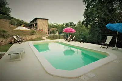 Image de Maison pour 6 dans les collines verdoyantes de Lucca, piscine, Wi-Fi.