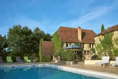 Image de Un vieux chalet Ă flanc de colline, avec une belle piscine et une vue imprenable