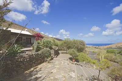 Image de Maison de campagne, grand jardin, piscine chauffée. Près de la plage. Vue mer / montagne