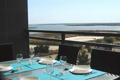 Image de Appartement en première ligne au dernier étage, vue sur la mer, piscine sur le toit, promenade facile historique Olhao