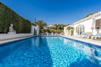 Image de Villa individuelle privée avec piscine chauffée, climatisation, wi-fi, 8 couchages.