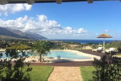 Image de Villa panoramique avec piscine privée, terrasse de luxe et vue sur la mer