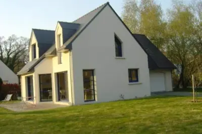 Image de maison proche de la mer, du port de plaisance, du golf