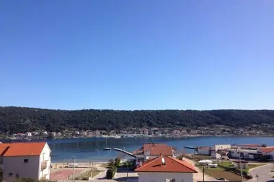 Image de Appartement de deux chambres avec la terrasse et la vue sur le mer Supetarska Draga - Donja, Rab (A-15983-a)