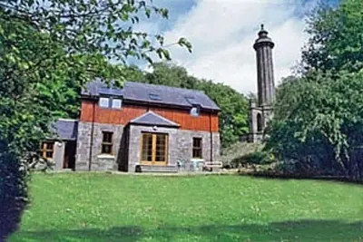 Image de Cottage Rénové Détaché dans un endroit boisé.