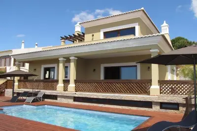 Image de Maison de luxe avec de belles vues, piscine chauffée, grande salle de jeux.
