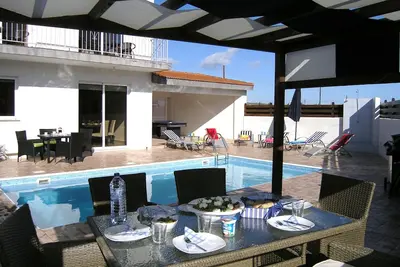 Image de Villa privée avec piscine plein sud dans un village calme et pittoresque.