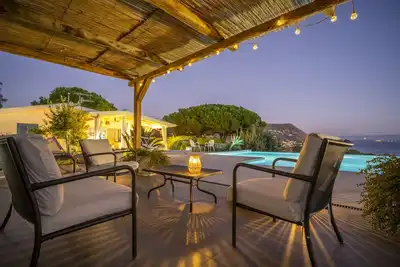 Image de Villa avec piscine chauffée et vue sur la mer.